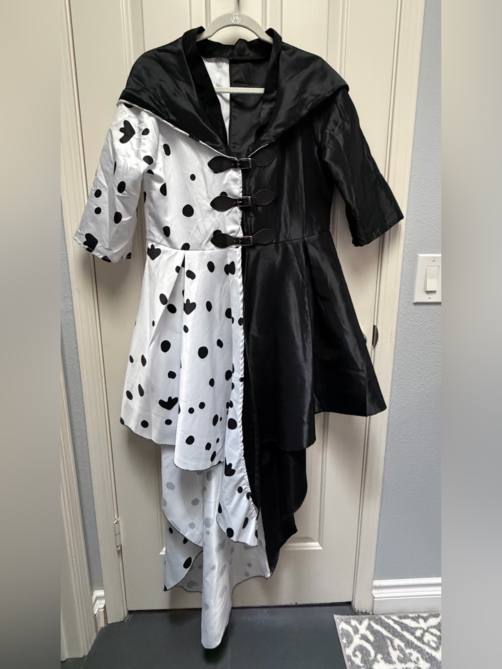 Women’s Cruella Costume jacket with gloves and wig